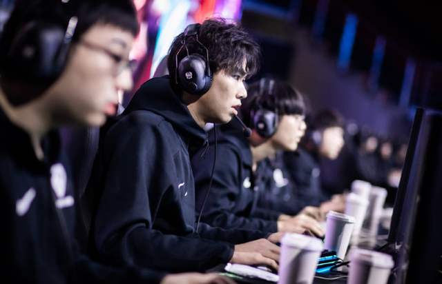 LNG战队背水一战关键团战制胜，团队配合重燃晋级希望-雷火竞技